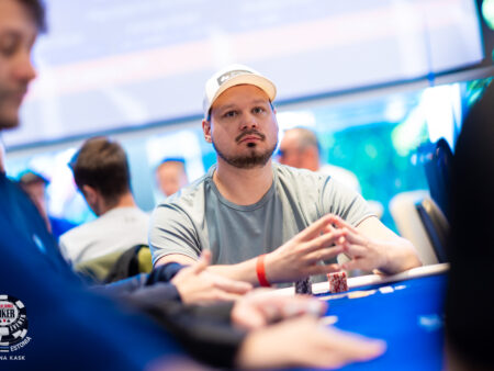 Världens bästa Karlsson tar täten med 32 spelare kvar i Main Event
