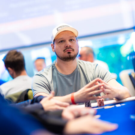 Världens bästa Karlsson tar täten med 32 spelare kvar i Main Event